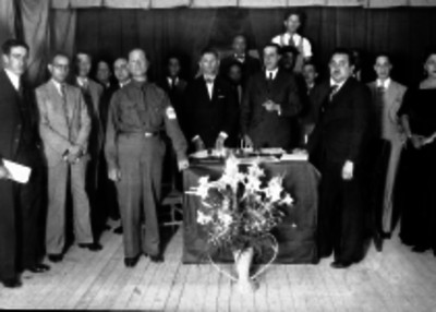 Empresarios y trabajadores durante la firma de un convenio laboral
