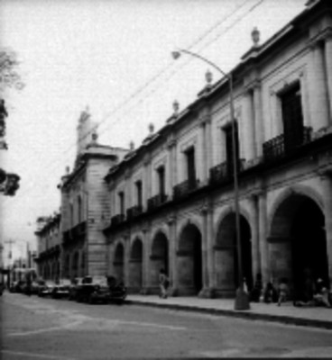 Calle en la que se observa el Palacio de Gobierno