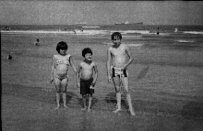 Niños en traje de baño en una playa de Veracruz