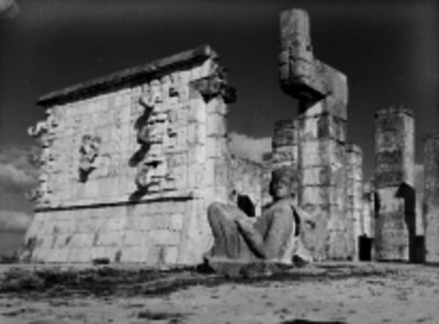 Idolos, monolitos y construcciones mayas