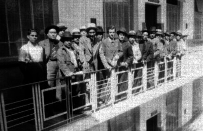 Empleados en el corredor de un edificio público, retrato de grupo