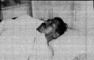 Cadáver de Enrique Sevilla sobre una cama