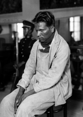 Hombre en un juicio