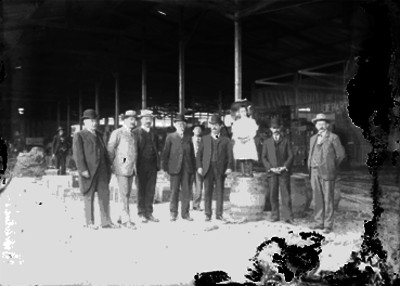 Funcionarios en las instalaciones de una bodega, retrato de grupo