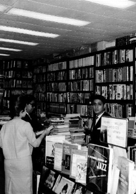 Hombre y mujeres adquiriendo libros en una librería
