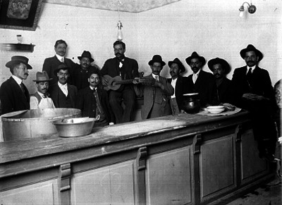 Hombres conviviendo en una pulqueria