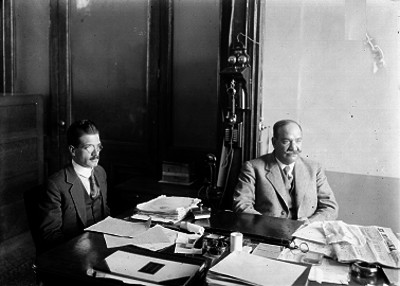 Funcionarios trabajando en su oficina