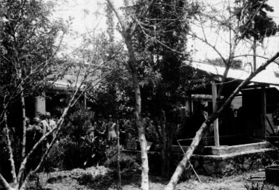Personas en el jardín interior de una casa, retrato de grupo