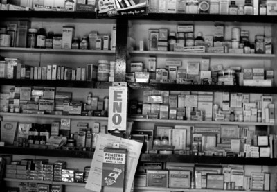 Anaqueles con medicamentos