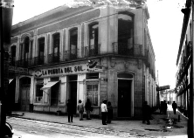 Hombres frente a la cantina La Puerta del Sol, en Tacubaya