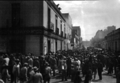 Multitud afuera de la cantina Royalty, ubicada en la Avenida Juárez e Iturbide