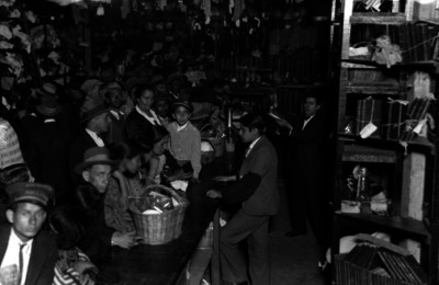 Personas en el Monte de Piedad