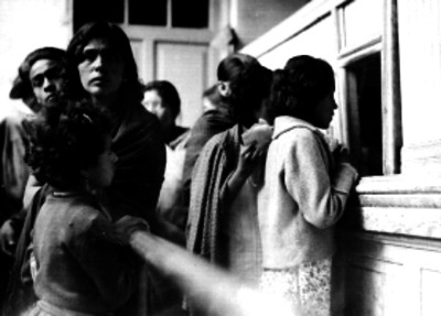 Mujeres empeñando artículos, en el Monte de Piedad