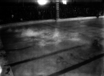 Competencia de natación en la alberca de la Asociación de Mujeres Cristianas