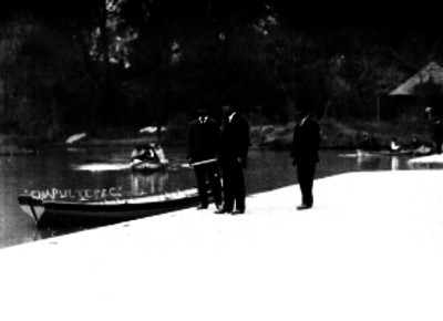 Gente en el embarcadero de Chapultepec