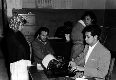 Pareja rindiendo su declaración ante Ministerio Público de una comisaría