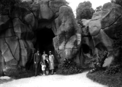 Familia junto a una cueva en Chapultepec
