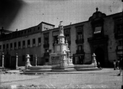 Fuente con escultura en una calle de la ciudad de México