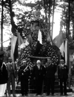 Miembros de la Dirección General de Acción Cívica, montando guardia en el monumento de Ignacio López Rayón