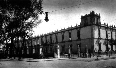 Gente frente a un hospital