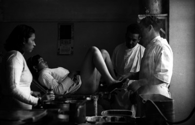 Médico examinando los genitales de una mujer