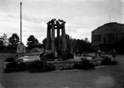 Fuente y gimnasio del parque deportivo Venustiano Carranza