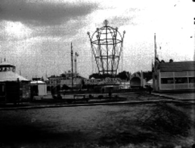 Juegos mecánicos y stands del parque Luna