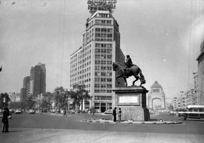 Glorieta en Avenida Juárez y Paseo de la Reforma