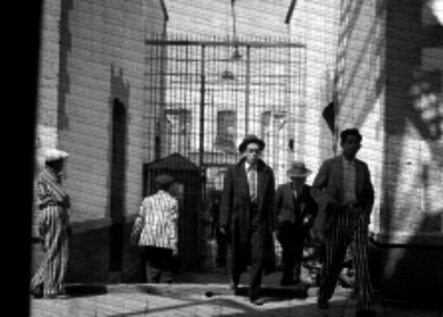 Hombres ingresando a la penitenciaría del Distrito Federal
