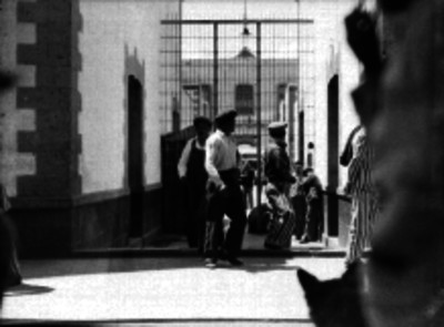 Presos y policía en uno de los patios de la penitenciaría del Distrito Federal