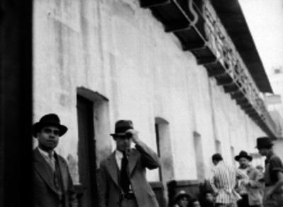 Abogados y presos en el patio de una crujía de la penitenciaría del Distrito Federal