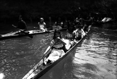 Mujeres abordo de canoas en Xochimilco