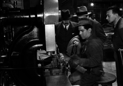 Trabajador y observadores en la "Casa de Moneda"