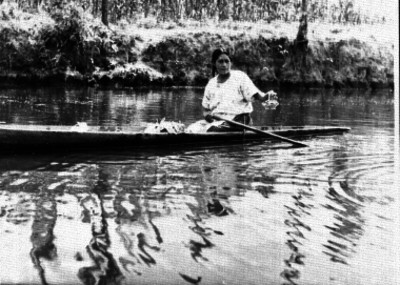 Mujer abordo de una canoa