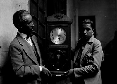 Hombres mostrando un reloj de pared