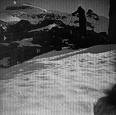 Alpinista en la cima de un volcán