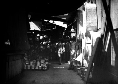 Hombres en un mercado