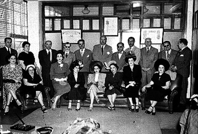 Funcionarios y mujeres en una oficina, retrato de grupo
