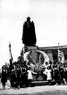 Homenaje a George Washington ante su monumento