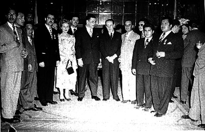 Reunión de civiles en un salón