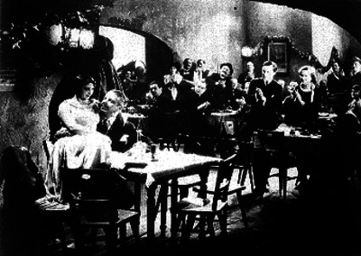 Carlos Orellana durante la filmación de una escena cinematográfica