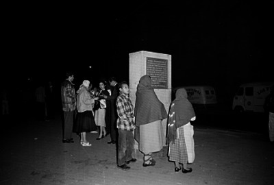 Peregrinos conversando en una calle
