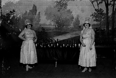 Actrices durante una representación teatral
