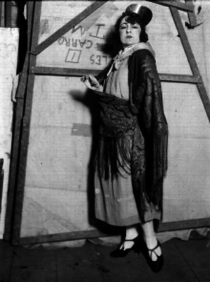 María Conesa con mantilla española tras bambalinas, retrato