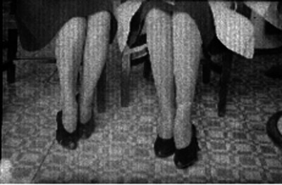 Mujeres sentadas muestran las piernas