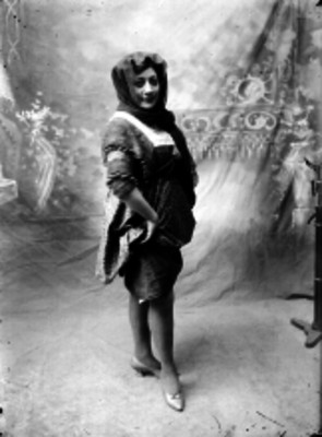 Mujer con el vestido levantado, retrato