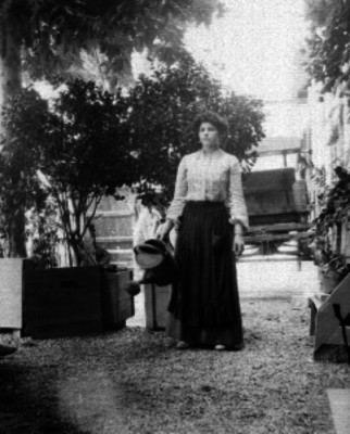 Mujer modelando ropa en un jardín
