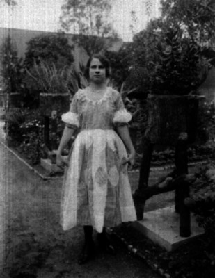 Mujer en un jardín, retrato