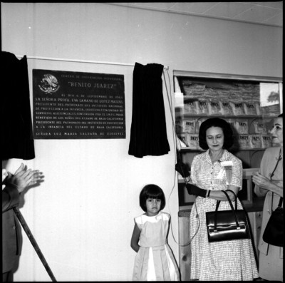 Eva Sámano en la develación de la placa del Centro de Orientación Nutricional Benito Juárez en Baja California