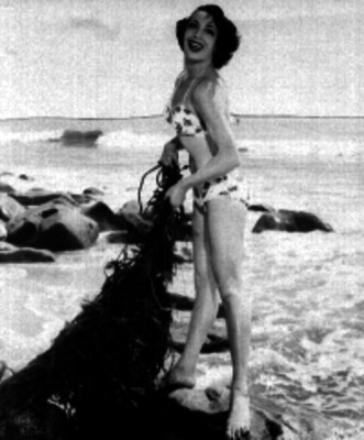 Mujer modelando un bikini